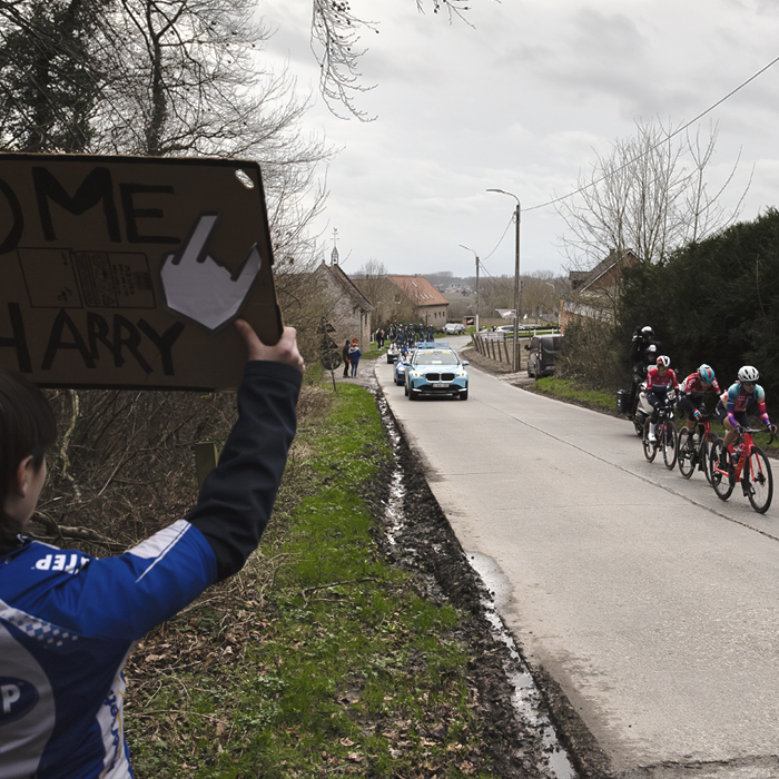 Omloop Het Nieuwsblad Vrouwen 2024 - A young fan holds up a sign at the foot of the Bosberg