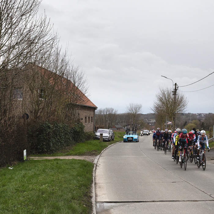 Omloop Het Nieuwsblad Vrouwen 2024 - riders pass a farmhouse on the concrete road of Kapellestraat