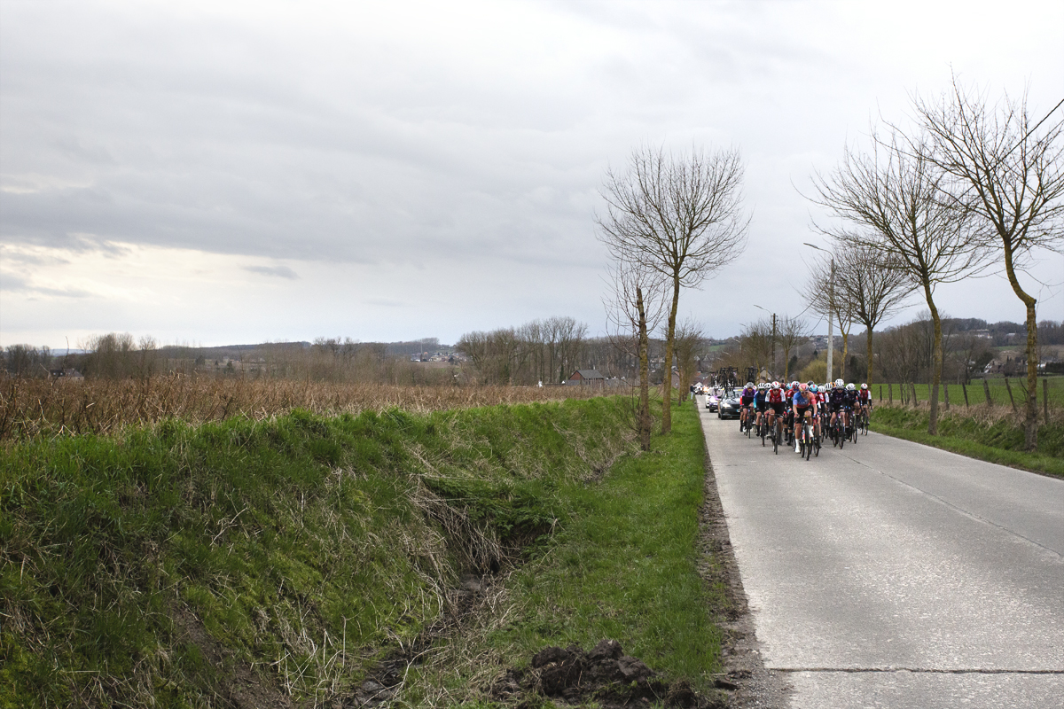 Omloop Het Nieuwsblad Vrouwen 2024 - Riders on Kapellestraat