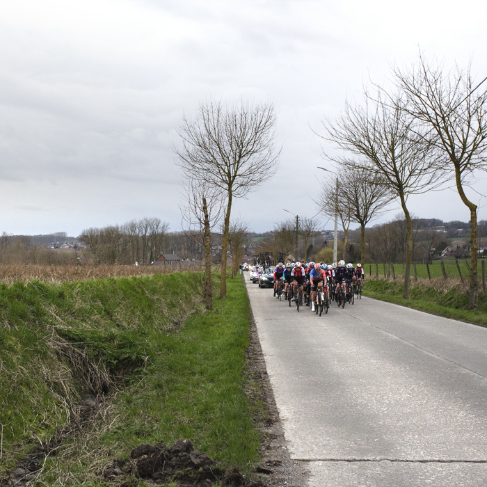 Omloop Het Nieuwsblad Vrouwen 2024 - Riders on Kapellestraat