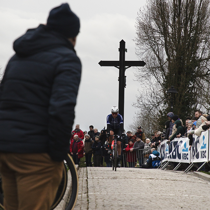 Omloop Het Nieuwsblad Vrouwen 2024 - Soigneur’s hold wheels for riders at the top of the  Muur van Geraardsbergen