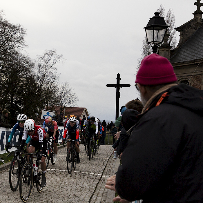 Omloop Het Nieuwsblad Vrouwen 2024 - Fans watch the riders at the top of the Muur van Geraardsbergen