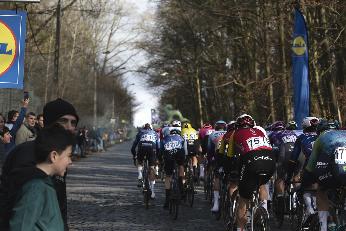 Omloop Nieuwsblad 2025 - Fans encourage riders on the Bosberg