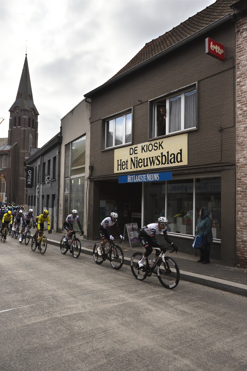 Omloop Nieuwsblad 2025 - Riders race past De Kiosk Het Nieuwsblad