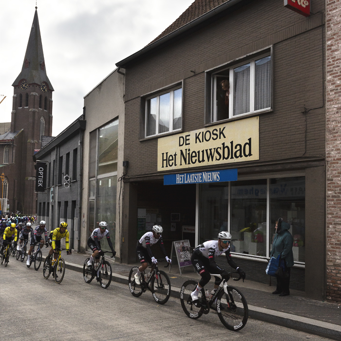 Omloop Nieuwsblad 2025 - Riders race past De Kiosk Het Nieuwsblad