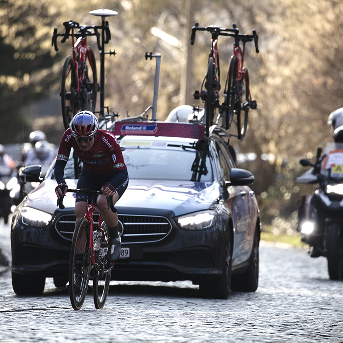 Omloop Nieuwsblad Vrouwen 2025 - Elena Pirrone of Roland followed by her team car up the Bosberg