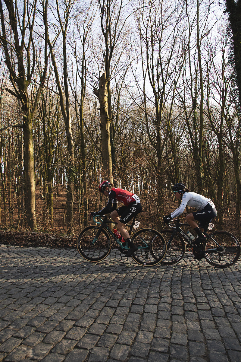 Omloop Nieuwsblad Vrouwen 2025 - Lotte Claes & Aurela Nerlo with a backdrop of the woodland on Bosberg