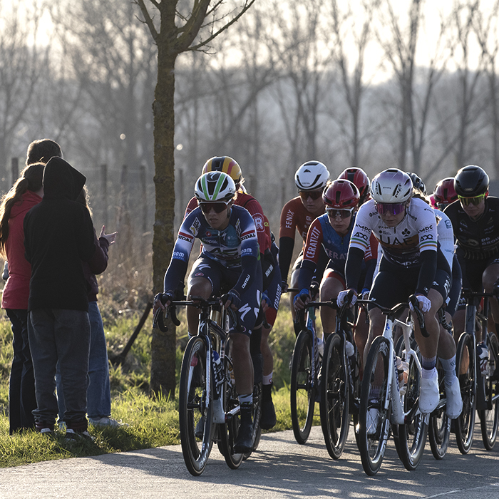 Omloop Nieuwsblad Vrouwen 2025 - Riders pass fans on Kapellestraat