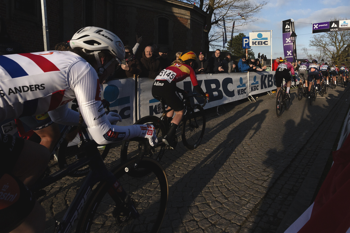 Omloop Nieuwsblad Vrouwen 2025 - Pfeiffer Georgi of Team Picnic PostNL with long shadows in the winter sun on Muur van Geraardsbergen