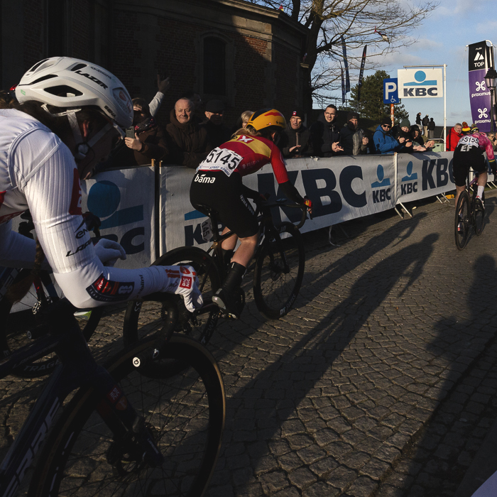 Omloop Nieuwsblad Vrouwen 2025 - Pfeiffer Georgi of Team Picnic PostNL with long shadows in the winter sun on Muur van Geraardsbergen