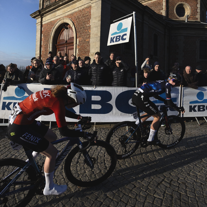 Omloop Nieuwsblad Vrouwen 2025 - Demi Vollering looks over her shoulder at Puck Pieterse at the summit of the Muur van Geraardsbergen