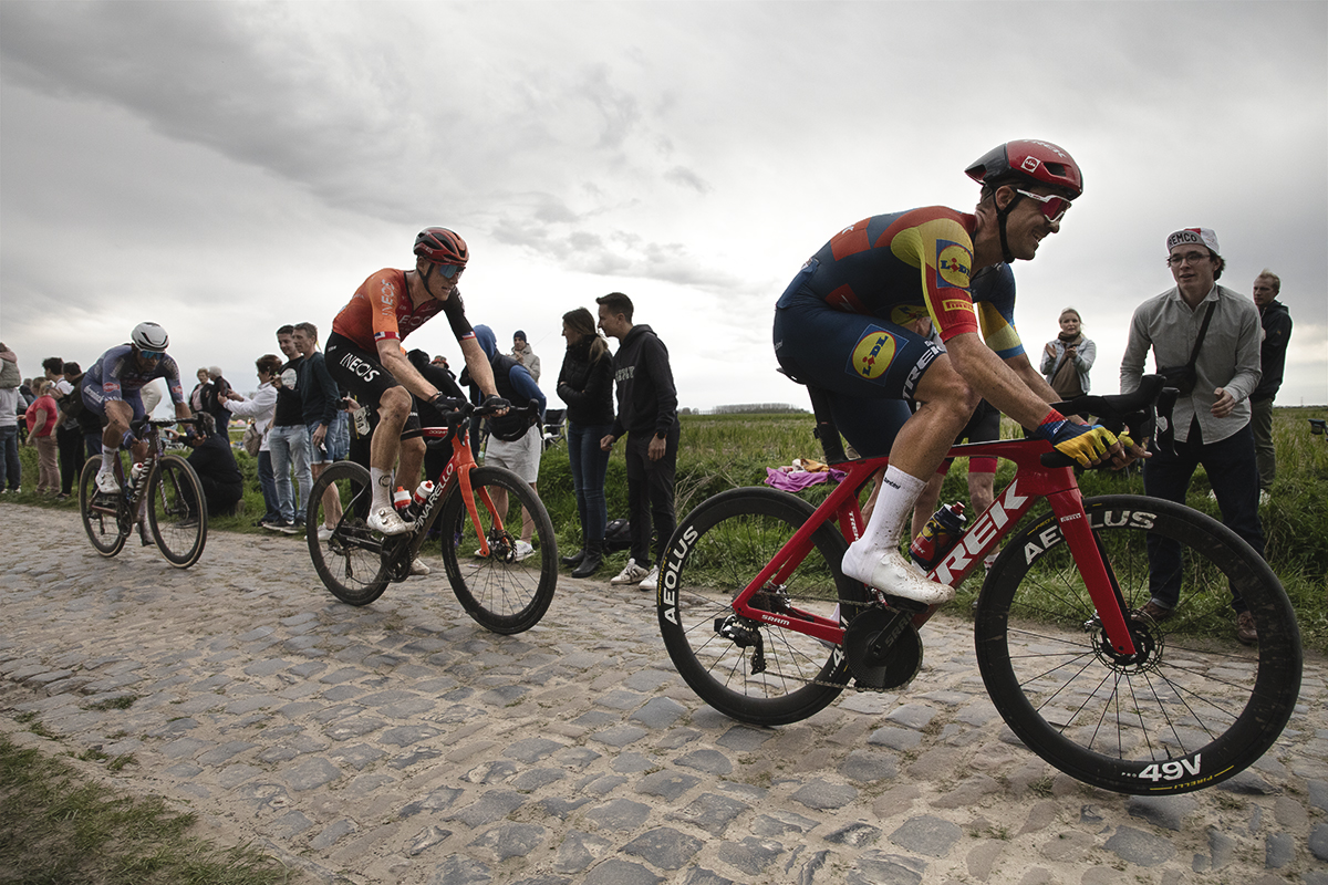 Paris Roubaix 2024 - Edward Theuns tackles the cobbles on Carrefour de l’Arbre
