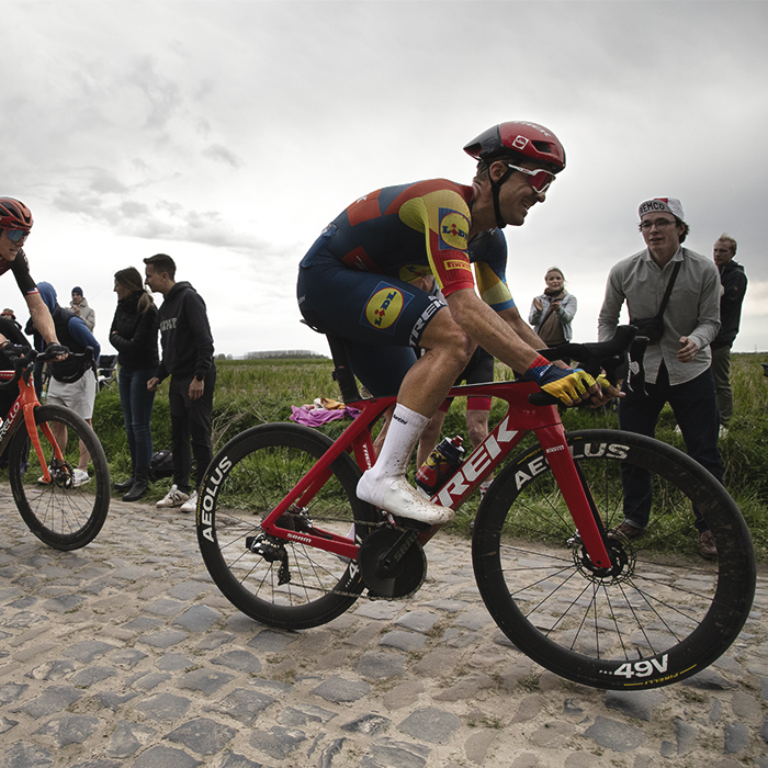 Paris Roubaix 2024 - Edward Theuns tackles the cobbles on Carrefour de l’Arbre