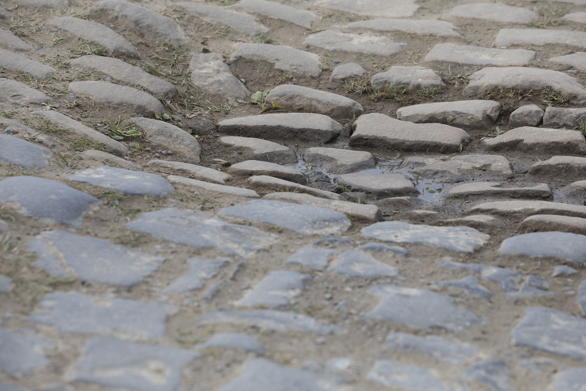 A large rut in the cobbles of the Camphin-En-Pévèle sector