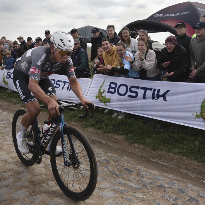 Paris Roubaix 2025 - Jasper Philipsen is cheered on by a large group of supporters