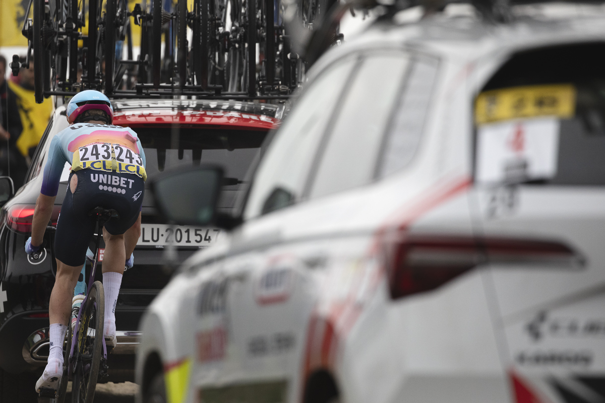 Paris Roubaix 2025 - Hartthijs de Vries in the convoy of team cars