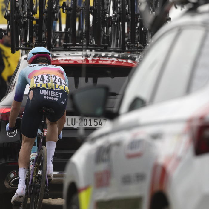 Paris Roubaix 2025 - Hartthijs de Vries in the convoy of team cars