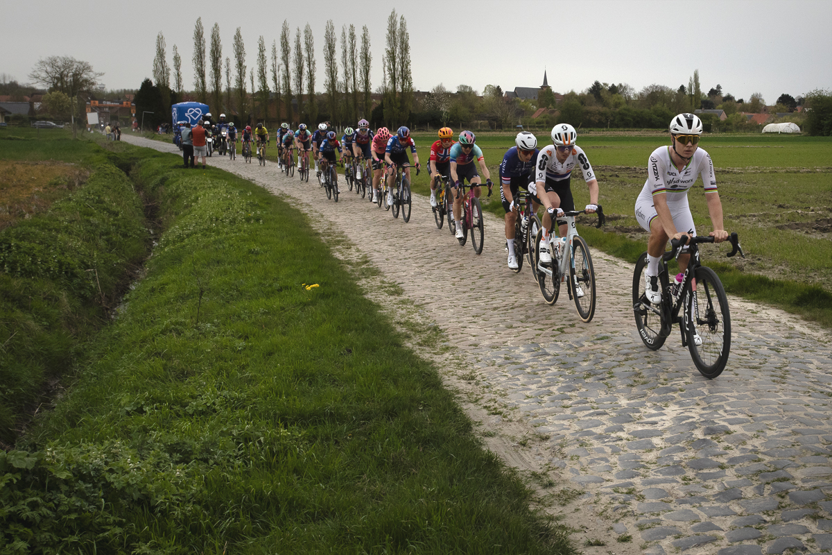 Paris Roubaix Femmes 2024 - Lotte Kopecky leads a group on the Bourghelles à Wannehain sector