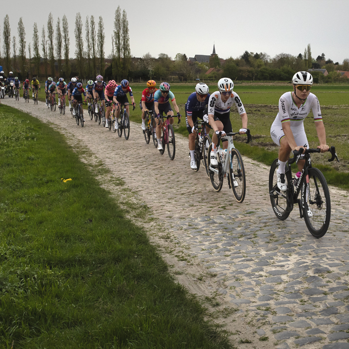 Paris Roubaix Femmes 2024 - Lotte Kopecky leads a group on the Bourghelles à Wannehain sector