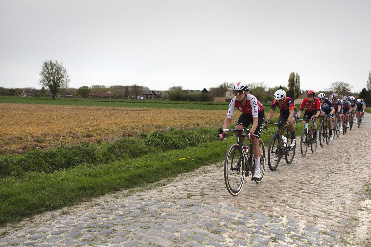 Paris Roubaix Femmes 2024 - The peloton on the Bourghelles à Wannehain sector