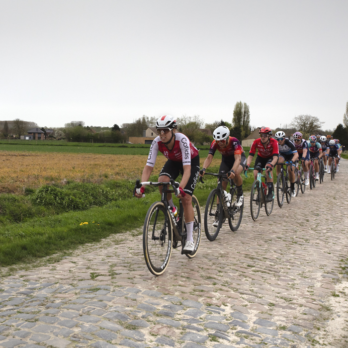 Paris Roubaix Femmes 2024 - The peloton on the Bourghelles à Wannehain sector