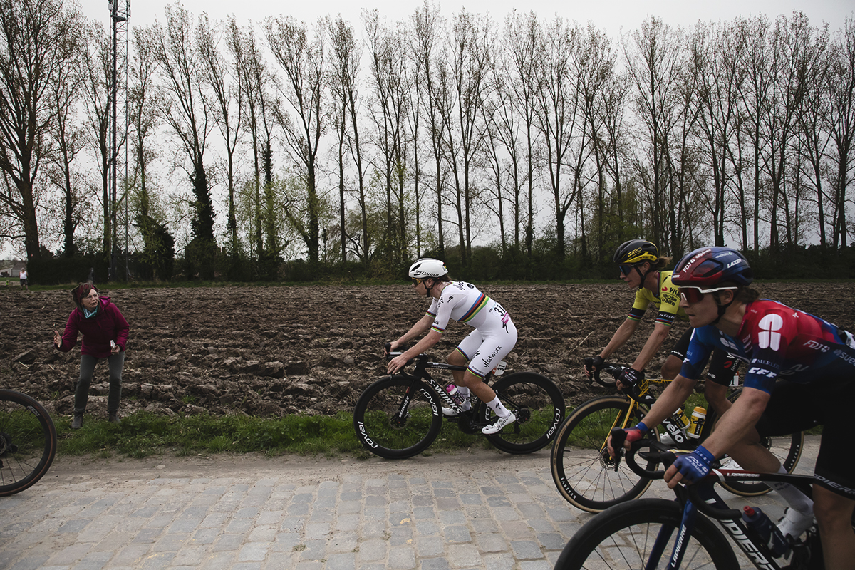 Paris Roubaix Femmes 2024 - Lotte Kopecky is cheered on by a fan on the Cysoing à Bourghelles sector