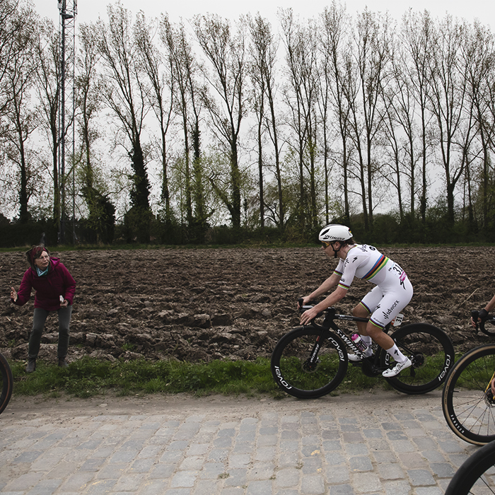 Paris Roubaix Femmes 2024 - Lotte Kopecky is cheered on by a fan on the Cysoing à Bourghelles sector