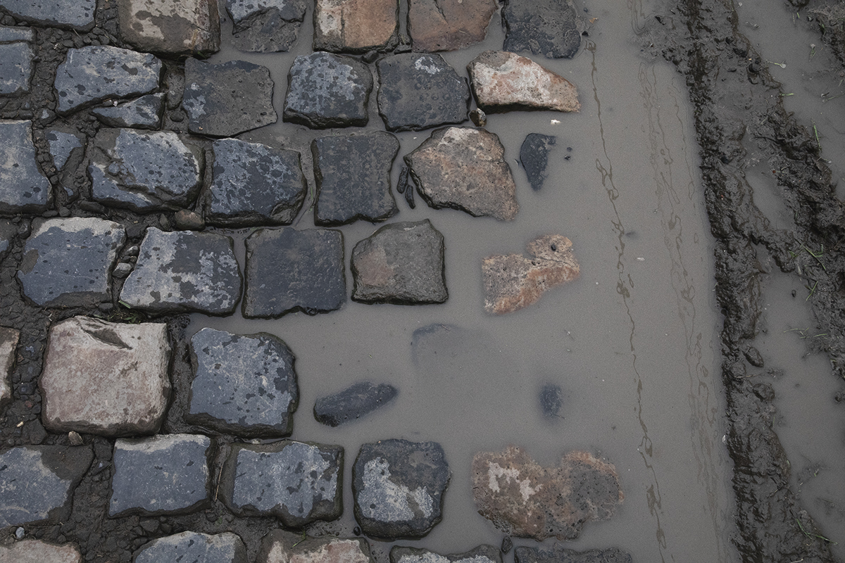 Paris Roubaix Femmes 2024 - Cysoing à Bourghelles muddy cobbles