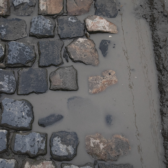 Paris Roubaix Femmes 2024 - Cysoing à Bourghelles muddy cobbles