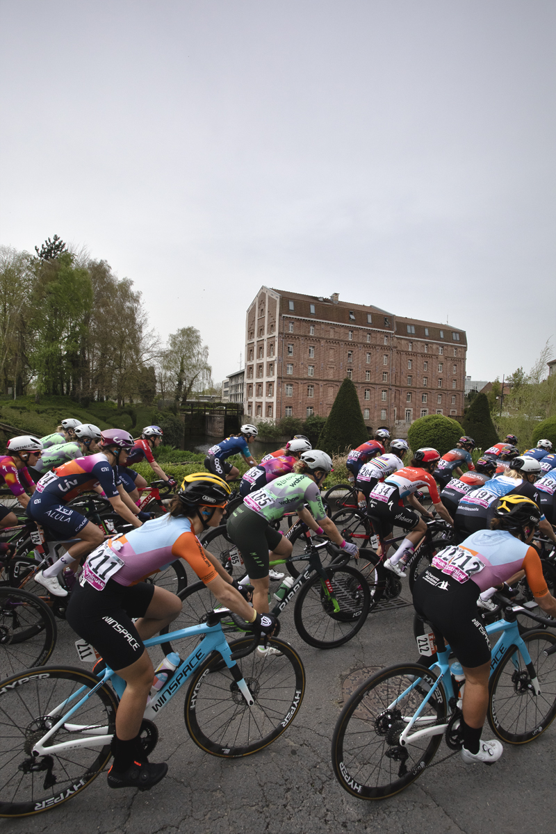 Paris Roubaix Femmes 2024 - The peloton passes by Moulin à eau de Denain at the start of the race