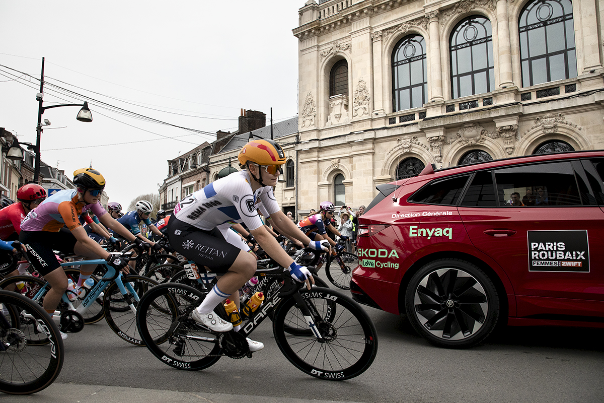Paris Roubaix Femmes 2024 - The race starts at Municipal Theater du Denain
