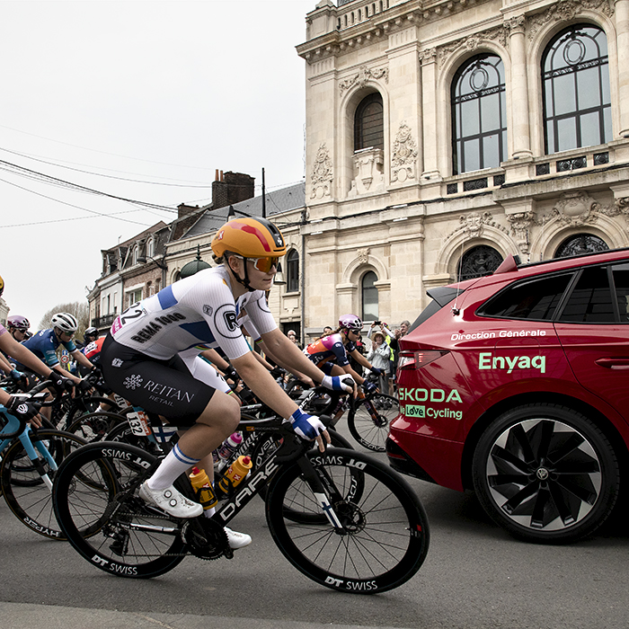 Paris Roubaix Femmes 2024 - The race starts at Municipal Theater du Denain
