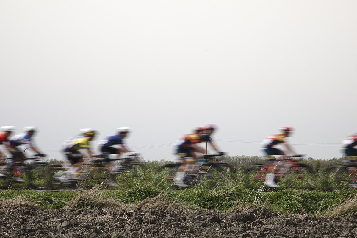 Paris Roubaix Femmes 2024 - Riders speed through the open fields on the Hornaing à Wandignies sector