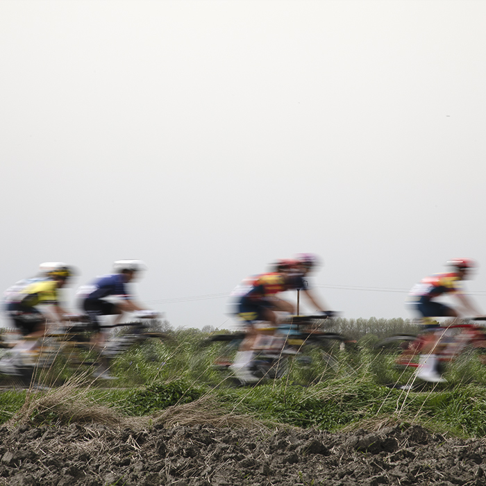 Paris Roubaix Femmes 2024 - Riders speed through the open fields on the Hornaing à Wandignies sector