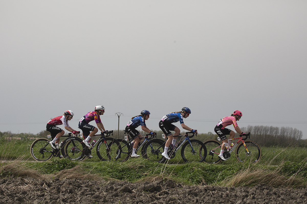 Paris Roubaix Femmes 2024 - Riders on Hornaing à Wandignies in the open fields
