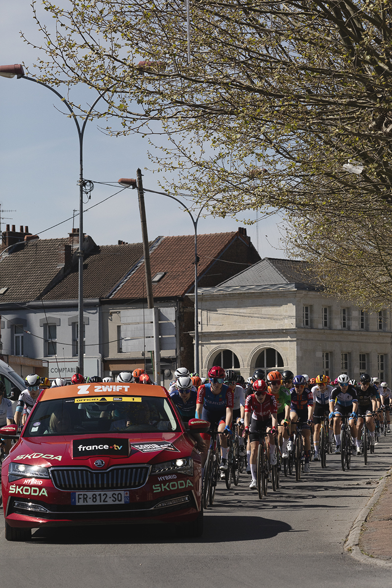 Paris Roubaix Femmes 2025 - The race roll out is led by the Race Director’s car