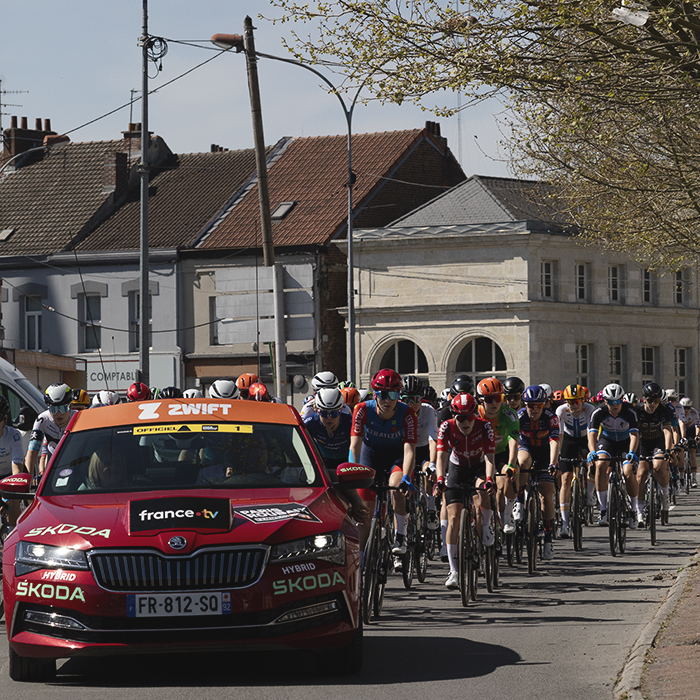 Paris Roubaix Femmes 2025 - The race roll out is led by the Race Director’s car