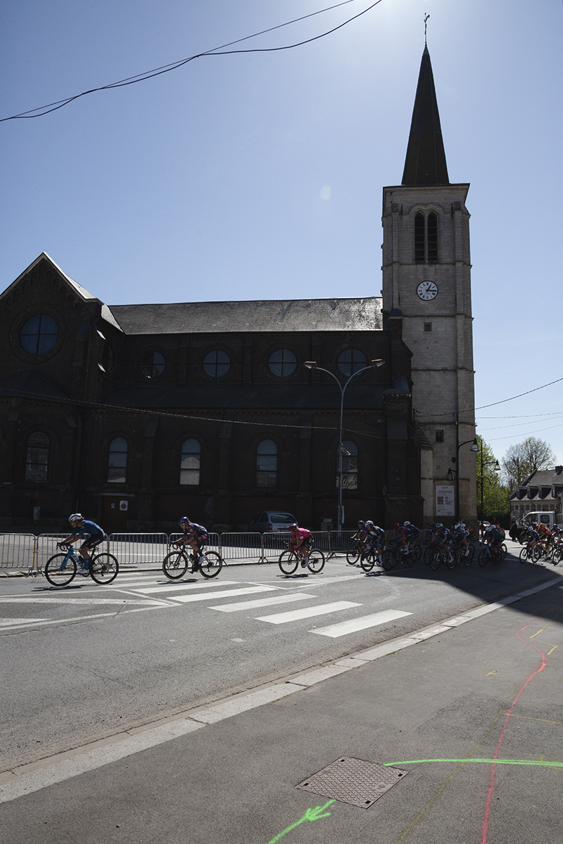 Paris Roubaix Femmes 2025 - Riders pass in front of the church in Denain