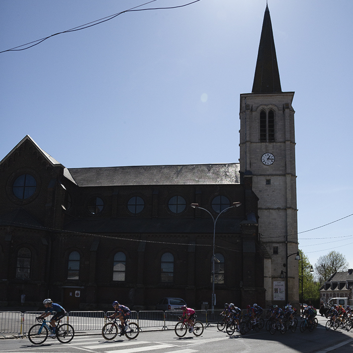 Paris Roubaix Femmes 2025 - Riders pass in front of the church in Denain