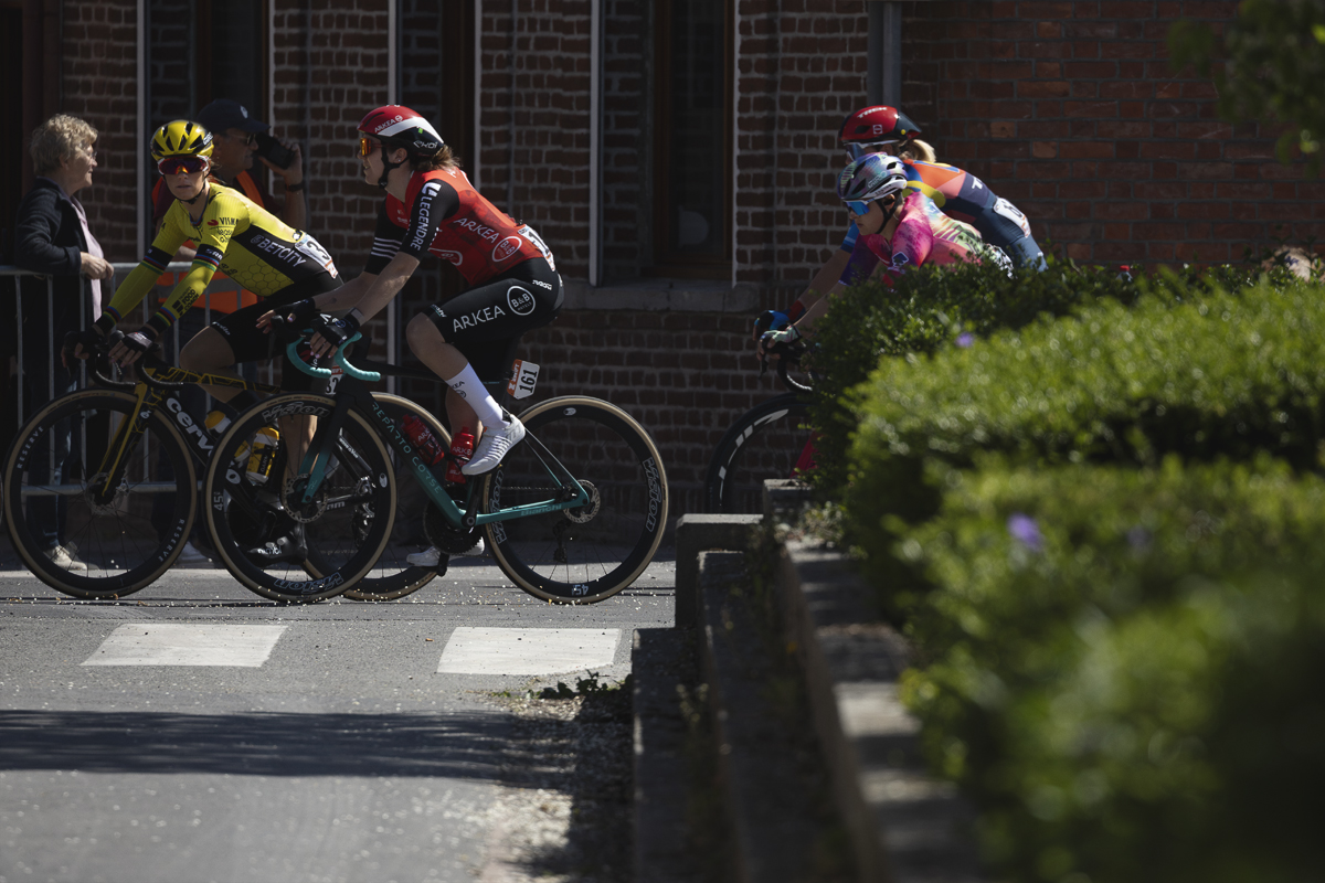 Paris Roubaix Femmes 2025 - Pauline Ferrand-Prévot spots the camera during the roll out in Denain
