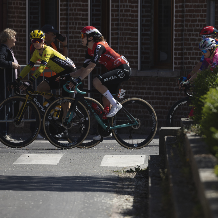 Paris Roubaix Femmes 2025 - Pauline Ferrand-Prévot spots the camera during the roll out in Denain