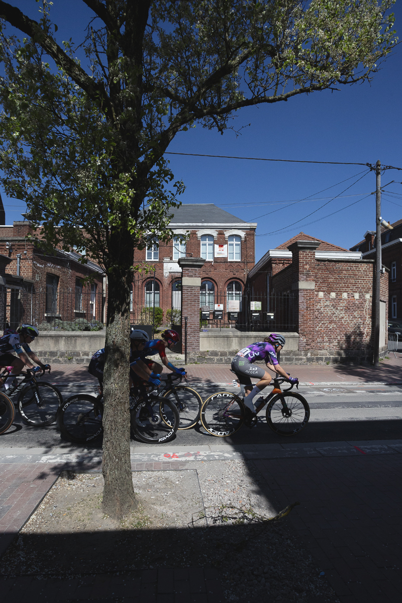 Paris Roubaix Femmes 2025 - Riders pass in front of the Union Locale CGT Denain building