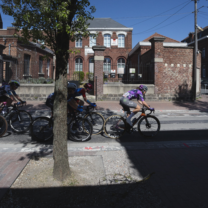 Paris Roubaix Femmes 2025 - Riders pass in front of the Union Locale CGT Denain building
