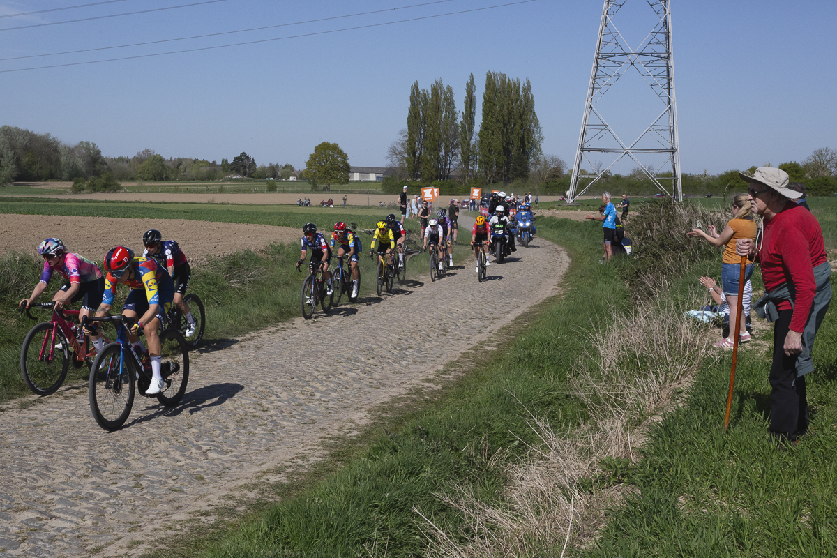Paris Roubaix Femmes 2025 - Riders are watched on by fans on the Mons-en-Pévèle sector
