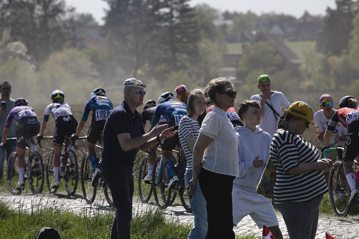 Paris Roubaix Femmes 2025 - Fans watch on and applaud the passing riders