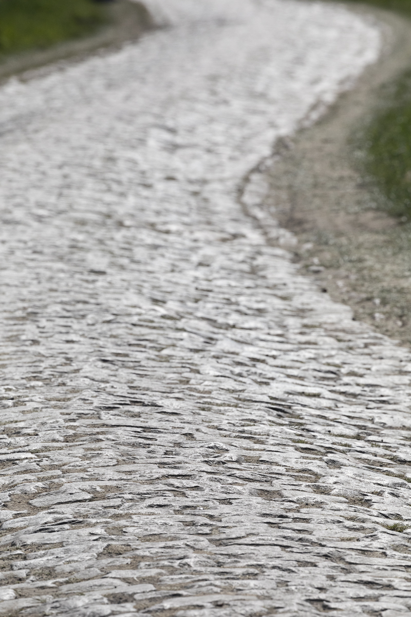 Paris Roubaix Femmes 2025 - The domed cobbles of Mons-en-Pévèle stretch into the distance