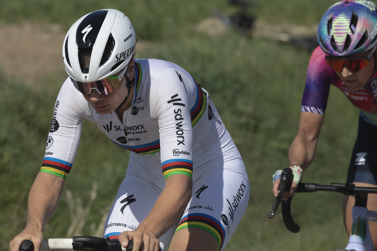 Paris Roubaix Femmes 2025 - Lotte Kopecky in the World Champion’s jersey tackles the cobbles