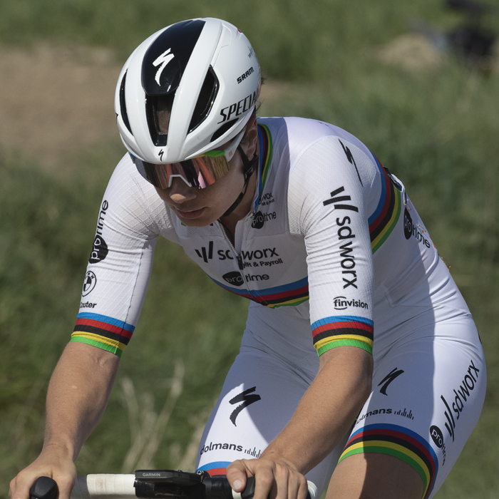 Paris Roubaix Femmes 2025 - Lotte Kopecky in the World Champion’s jersey tackles the cobbles