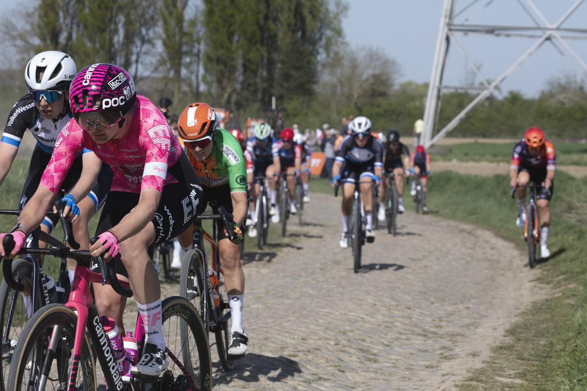 Paris Roubaix Femmes 2025 - Nina Berton leads a group of riders across the cobbles