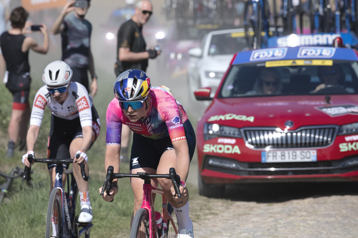 Paris Roubaix Femmes 2025 - Zoe Bäckstedt rides the cobbles through the dust with a convoy of cars following her